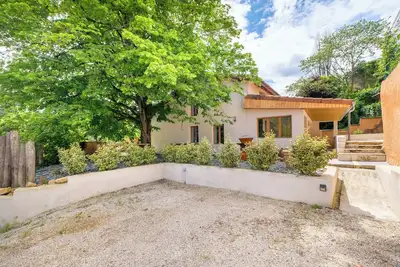Image de Maison Conviviale proche de Lyon avec terrasse privée, jardin privé et Wi-Fi