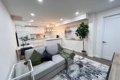 Image de Guest Suite - Cozy 1-bedroom basement with parking