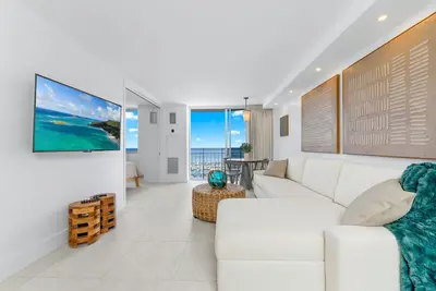 Image de 180° Oceanfront Gem: Fully Renovated Luxury Condo