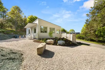 Image de Fresh Catch New Modern Cottage