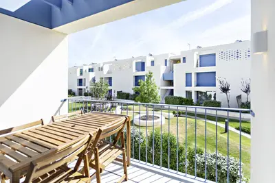 Image de Moderne avec vue sur le jardin