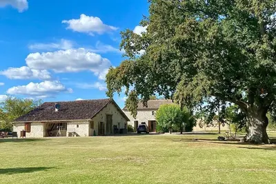 Image de Stylish barn conversion with a beautiful pool and stunning 4ha grounds.