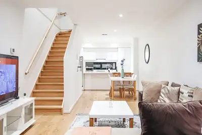 Image de This house is a 3 bedroom(s), 2 bathrooms, located in Maidstone, Vic.