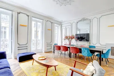 Image de L'Élégance Parisienne au Cœur des Champs-Élysées