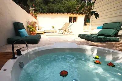 Image de Gîte \"balnéo\" Sous le Figuier, un Lieu de Détente au Coeur de la Pinède