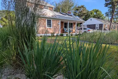 Image de Bright and Cheerful 3 bedroom -walk to the beach!