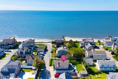 Image de Recently updated home sleeping 10, steps to the beach!