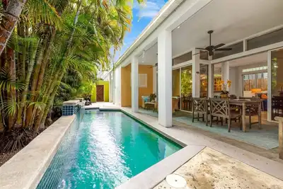 Image de A contemporary island gem that was formerly used as a bottling plant,