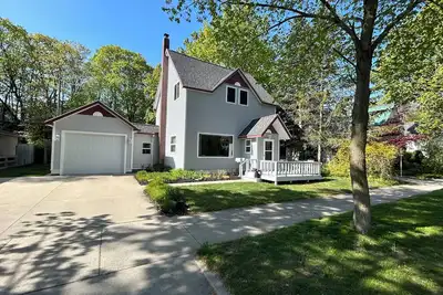 2 blocks to Lake Michigan! Downtown Charlevoix! Fantastic location & Ratings!