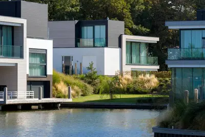 Image de Lake House With Dock at Lake Veere