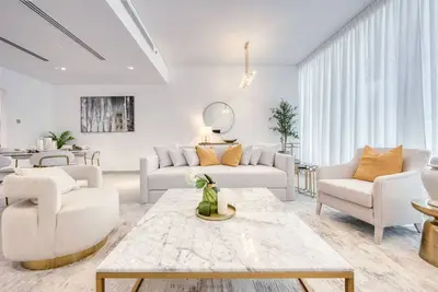 Image de 3 bed with pool gym and beach club access on palm