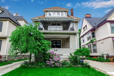 Image de A Buffalo Gem in Elmwood Village. Centered between The Falls and Bills Stadium.