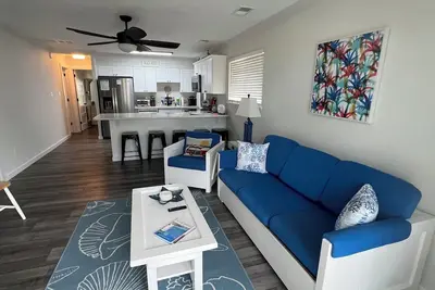 Image de Awesome Beach Getaway! 1 block to the ocean, with a big pool in the back.