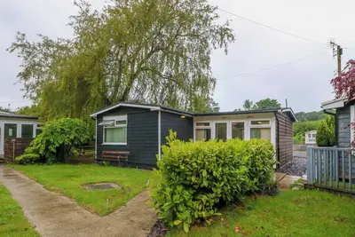 Image de 245 Riverside Lodge, pet friendly, with a garden in Caeathro