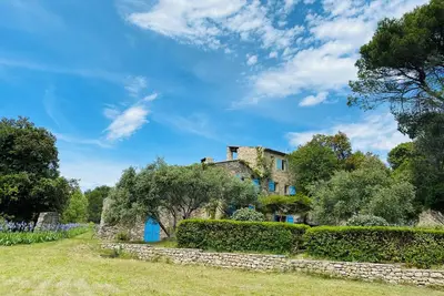Image de Bastide XVIIe dans le Luberon avec piscine, à coté de sentiers de randonnées