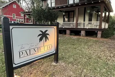 Image de Experience the charm of small town living and Old Florida at its finest.