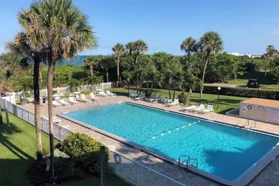Image de Oceanfront condo with private balcony facing the beach, pool, and Cb Pier