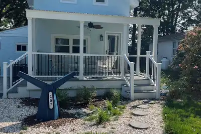 Whale'S Tail Cottage: Newly renovated cozy cottage 1. 5 block walk to the beach!