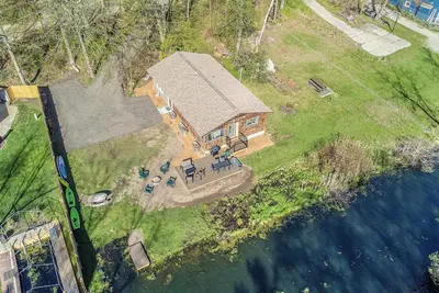 Image de Pickerel Lake Waterfront Cottage - with Kayaks!