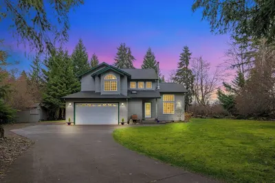 Image de Beautiful family friendly home in peaceful neighborhood!
