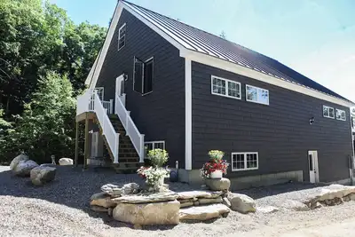 Image de Gorgeous newly constructed post and beam retreat on Damariscotta Lake