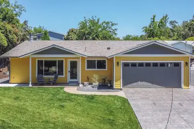 Image de Newly remodeled three bed two bathon quiet dead end street.