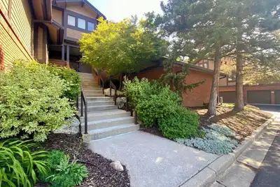 Image de New Listing at the Prestigious Canyon Racquet Club Condos!