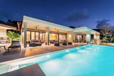 Image de Spacious 6 bedroom hillside villa w/ infinity pool, gym, and stunning views.