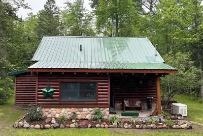 Image de Cozy 4 seasons log cabin near Mullett Lake, Mackinaw, and Black Mountain!