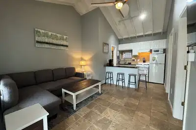 Image de Comfy Beach Condo 2bd 1ba with Parking