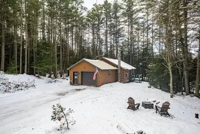 Image de Authentic Lincoln Log cabin in a private setting w\/nearby lakes and attractions