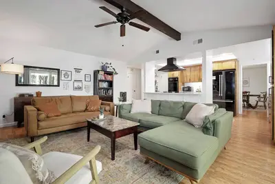 Image de Dog-Friendly Home w\/ Firepit, Fenced Yard & Office. 5 mins to Apple Hill!