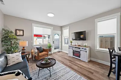 Image de Dog-Friendly Downtown Carlton Townhouse #6, Steps to Tasting, Dining, Shops, Bbq
