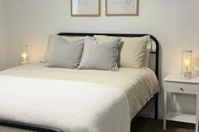 Image de Completely Renovated 2bed 1 bath with sofa bed