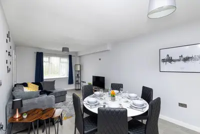 3 Bed 2. 5 Bath | Free Parking | WiFi | Master En-suite | Fussball Table | Garden