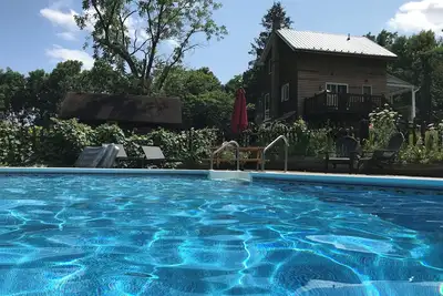 Image de Finger Lakes Chalets – Pool is Open! Up the hill from Canandaigua Lake!