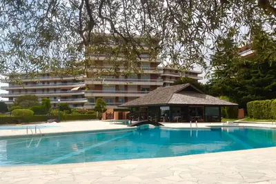 Image de Appartement 2ch moderne, ventilé av garage, tennis, piscines dans un parc arboré