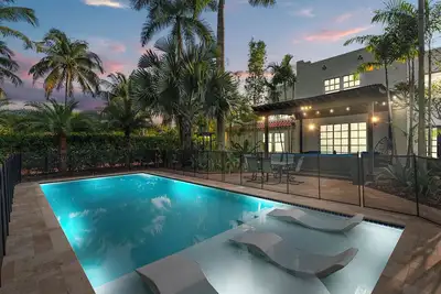 Image de 2 Mansions! | Free Pool Heat | Garden & Bbq | Sleeps 22-8 Br