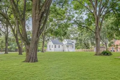 Image de Romantic “Gingerbread” Cottage on the Vermillion River