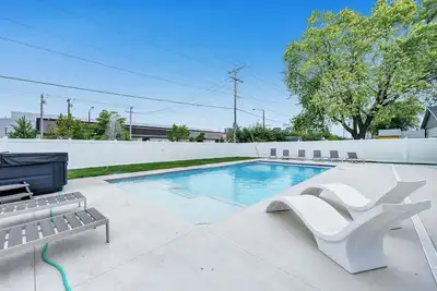 Image de This house is a 6 bedroom(s), 3 bathrooms, located in Green Bay, Wi.