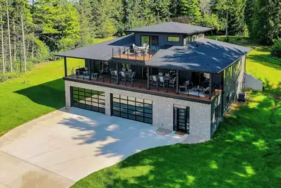 Image de This house is a 5 bedroom(s), 4. 5 bathrooms, located in Elkhart Lake, Wi.