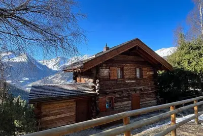 Image de Chalet accueillant et chaleureux sur 3 étages qui se trouve dans un environnement calme à Saint-Luc,