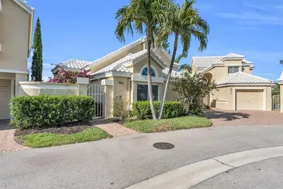 Welcome to your Bonita Springs Lakeside Paradise!