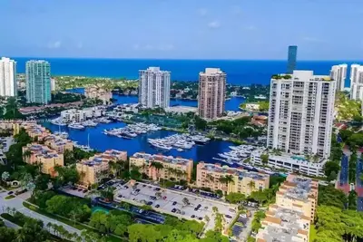 beautiful 2/2 in a resort style community