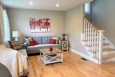 Image de Conveniently Located Young house with Central Ac, 2-Car Garage, 3 Br 2. 5 Ba