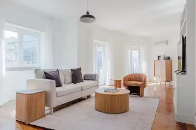 Image de Blueground | Avenidas Novas, full kitchen & decor