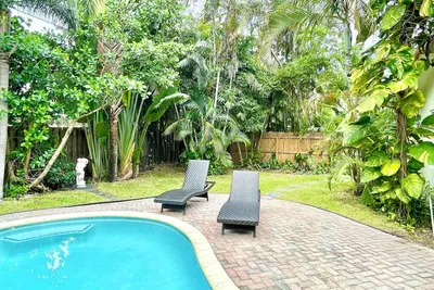 Image de Poolside Boca luxury beach house
