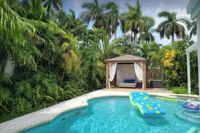 Image de Poolside beach Villa. Sun, Splash & Style – Your Heated Pool Oasis