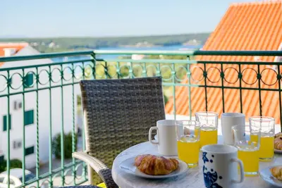 Image de Appartement de deux chambres avec la terrasse et la vue sur le mer Milna, Brac (A-22122-d)