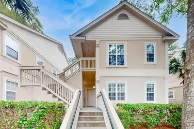 Image de 1st Floor Villa with pool, tennis, central Ac, & washer/dryer